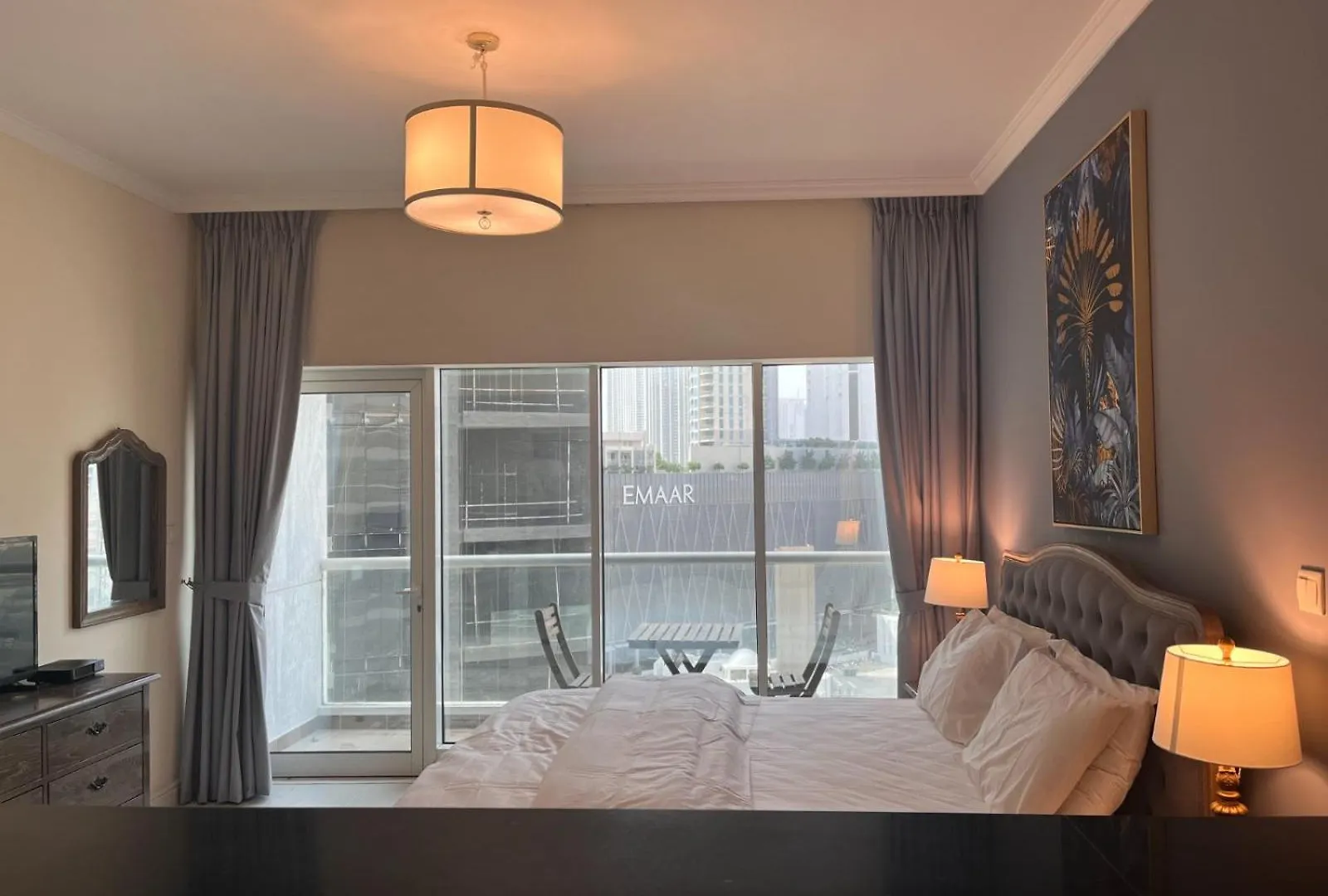 Stylish Studio With Balcony In Downtown Dubai